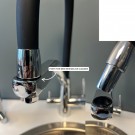 Slangen for forbruksvann er enkel å løfte ut av festet thumbnail