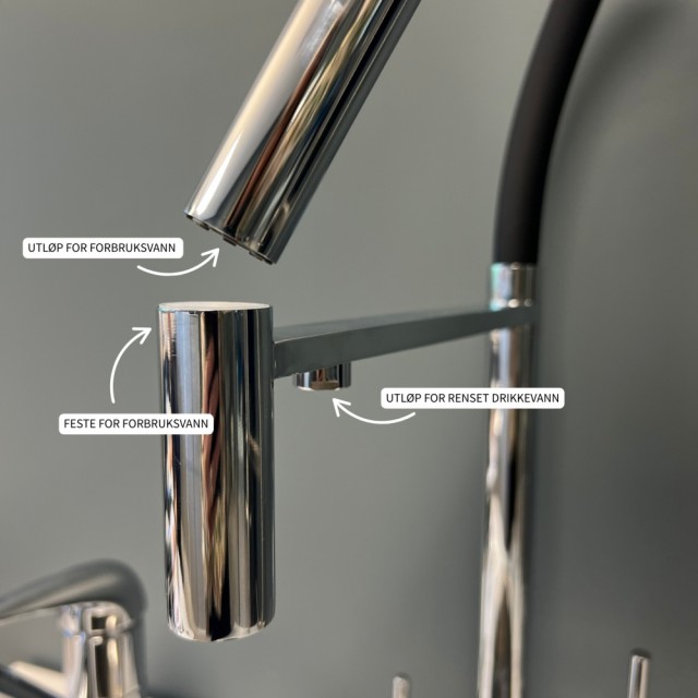 Det rensede drikkevannet har et eget utløp under kranfestet. 