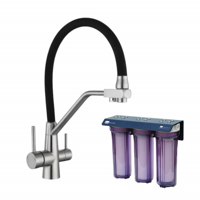 Eco Queen treveis kjøkkenkran i blank utførelse - chrome/rustfritt stål - og sort bevegelig slange. Eget utløp for renset drikevann. 