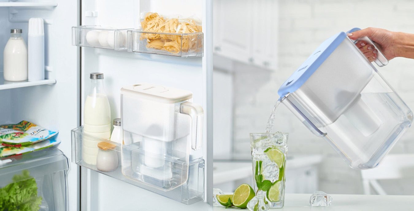 Renset vann fra vannfilterkanne helles over i et glass. Bakgrunnen viser et kjøleskap med kannen i døren. 