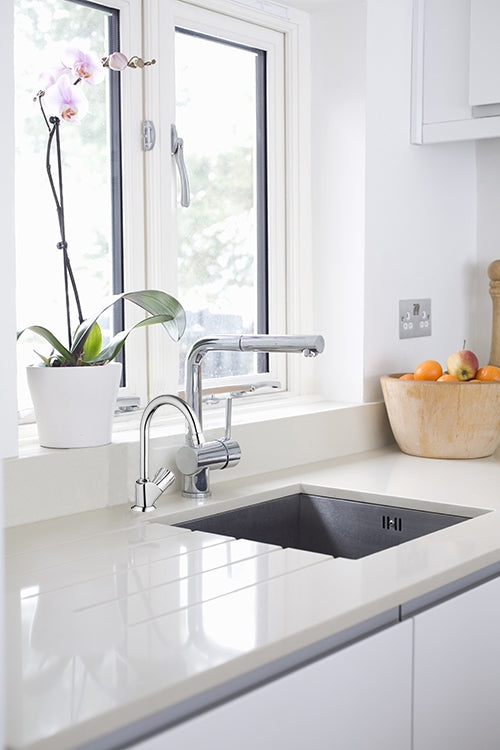 Grohe drikkevannskran montert på benk ved siden av kjøkkenkran- illustrasjon