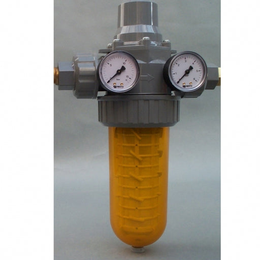 Mekanisk grovfilter montert på rør opplegg med manometer på hver side. 