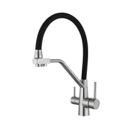 Queen treveis kran med sort bevegelig slange, to utløp og to hendler