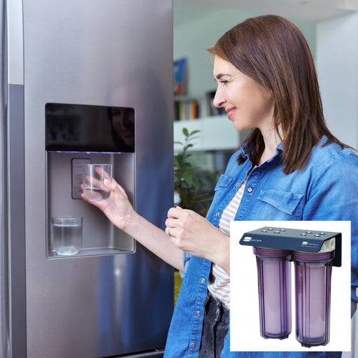 Kjøleskap og dame som tapper vann fra dispenser og Eco Friendly Kjøleskap vannfilter