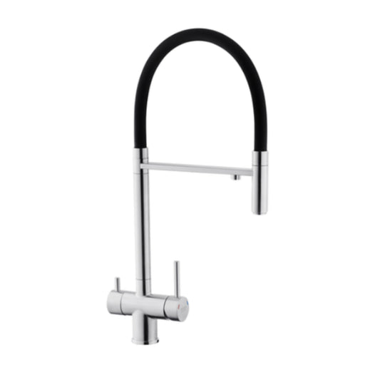 Una treveis kjokkenkran med bevegelig sort slange, blank rustri utforming, to hendler og to tappeåpninger- en for forbruksvann og en for renset drikkevann