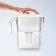 Vannfilter kanne med hvitt lokk